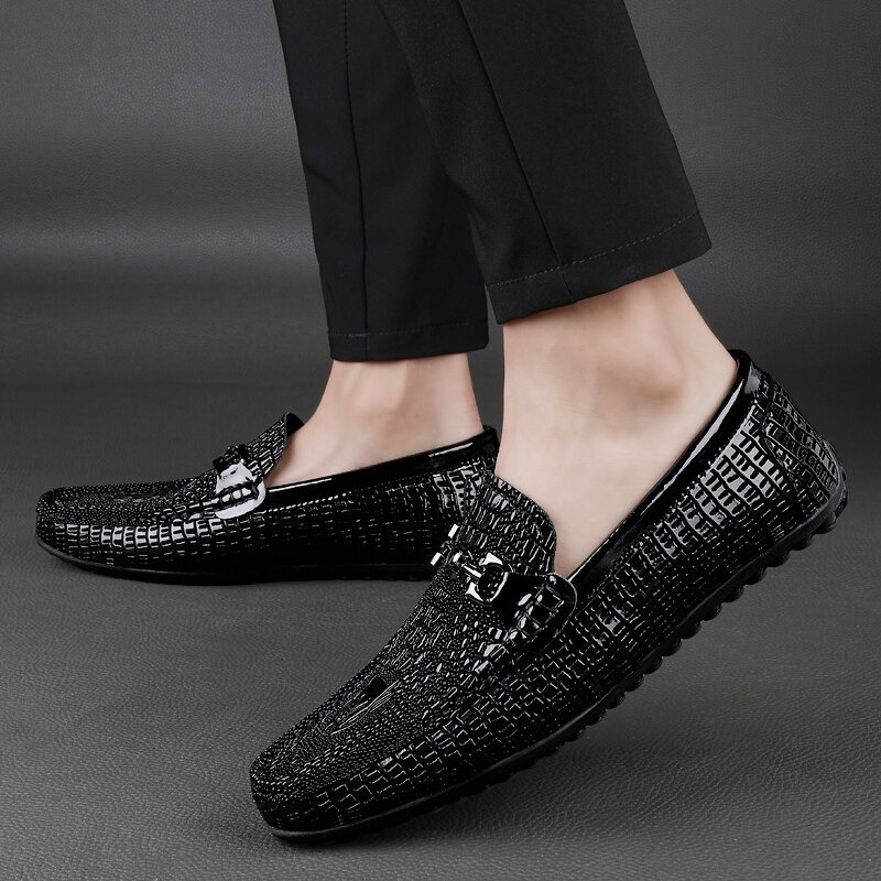 Stylish black leather loafers with a crocodile pattern, perfect for versatile fashion looks.